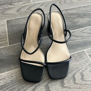 BLACK SANDAL LOW HEELS